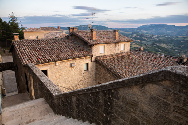 圣马力诺的风景 – 历史建筑与山地景观。它是世界上最小的国家之一，位于意大利的心脏地带。图片下载