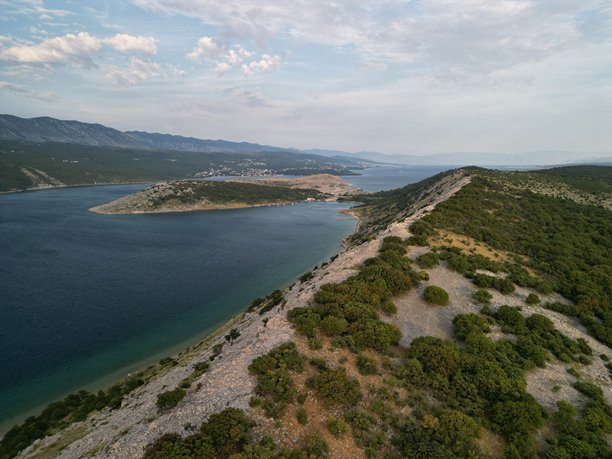 克尔克岛大桥 - 克罗地亚 - 日落时分的1.5公里长桥。无人机照片。图片下载