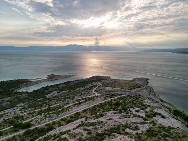克尔克岛大桥 - 克罗地亚 - 日落时分的1.5公里长桥。无人机照片。图片下载