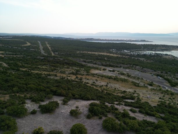 克尔克岛大桥 - 克罗地亚 - 日落时分的1.5公里长桥。无人机照片。图片下载