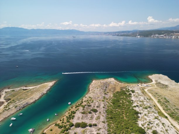 克尔克大桥 - 克罗地亚 - 桥周围的区域，由无人机拍摄。美丽的海滩和周围山脉及岛屿的景色。无人机照片。图片下载