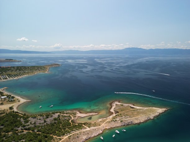 克尔克大桥 - 克罗地亚 - 桥周围的区域，由无人机拍摄。美丽的海滩和周围山脉及岛屿的景色。无人机照片。图片下载