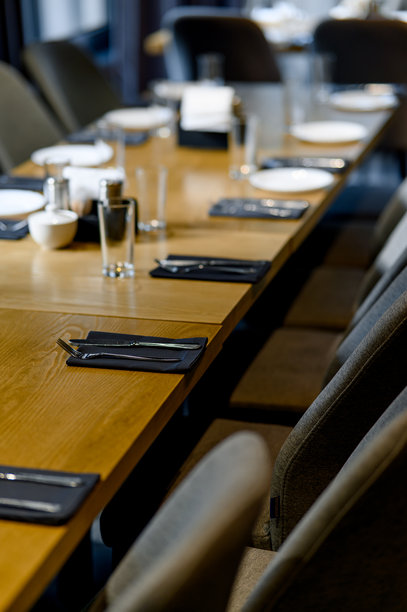 餐桌布置。空酒杯、盘子和勺子的特写照片图片下载