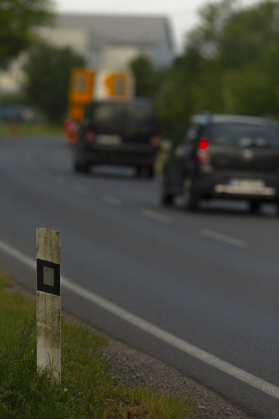 一张模糊不清的照片，显示几辆汽车沿着道路行驶图片下载