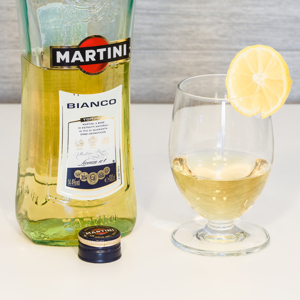 马提尼白酒瓶与酒杯图片下载