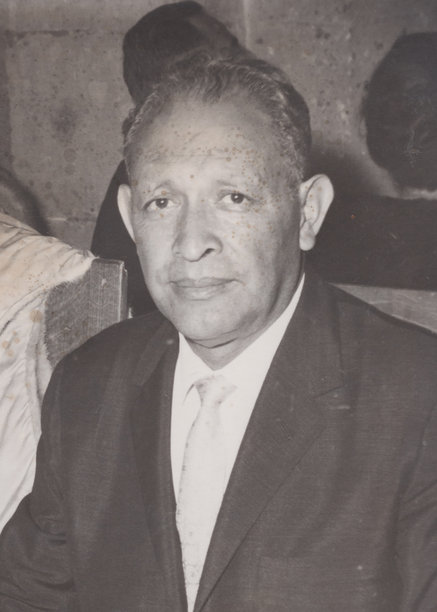 1960年代拍摄的照片：一位穿着西装和领带的老年西班牙裔商人正看着镜头图片下载