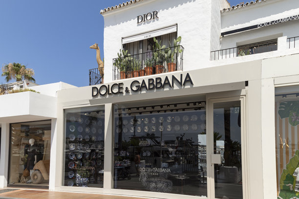 马贝拉购物街上奢侈品牌杜嘉班纳的橱窗展示。图片下载