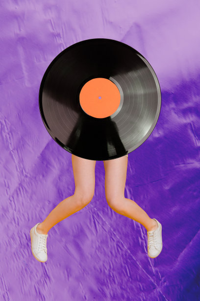 现代风格的横幅照片拼贴，匿名女孩和男孩的头部被复古黑胶唱片替代，庆祝周末播放列表，轻松愉快。图片下载