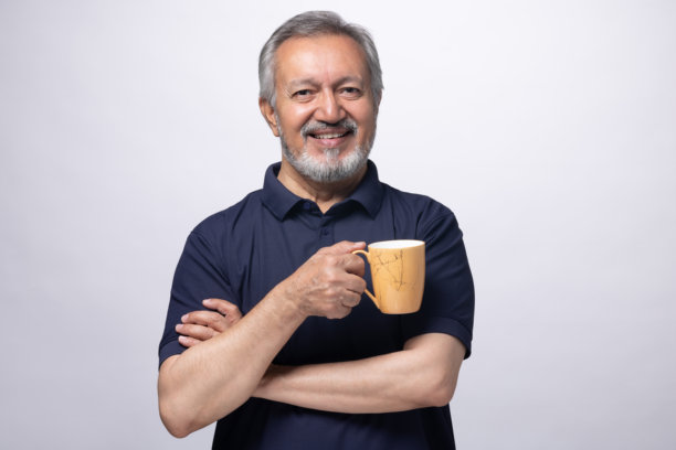 老年男子在白色背景下喝咖啡的肖像照片图片下载