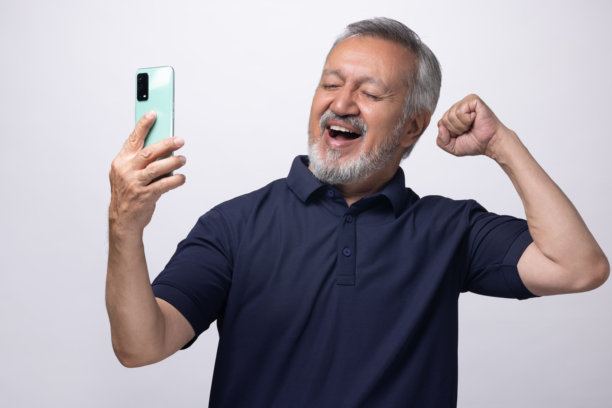 老年男性在白色背景上使用手机的库存照片图片下载