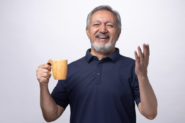 老年男子在白色背景下喝咖啡的肖像照片图片下载