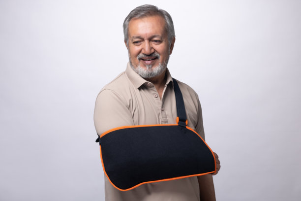 微笑的老年男子，手臂骨折，佩戴着臂夹板的照片图片下载