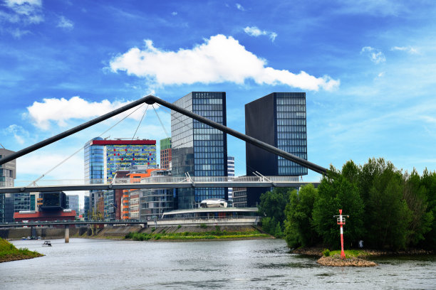 德国杜塞尔多夫 - 2025年6月10日：照片展示了杜塞尔多夫媒体港的办公楼和商业建筑。图片下载