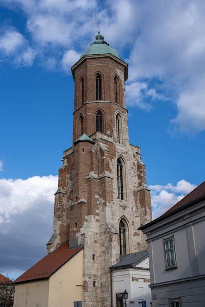 匈牙利布达佩斯卡皮斯特兰广场的玛丽亚·马格达琳塔塔或布达塔，哥特式风格，竖版图片图片下载