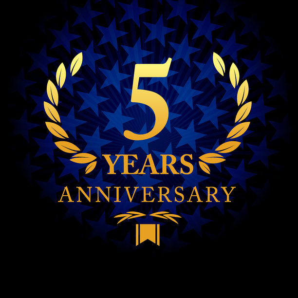 五周年图标与蓝色星形背景图片下载