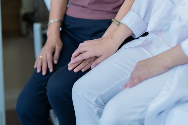 医疗工作者手部特写支持患者的库存照片图片下载