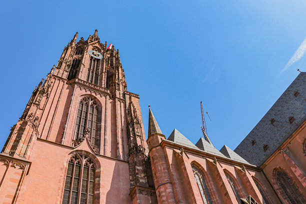 德国法兰克福市的红色哥特式教堂，照片是从低角度拍摄的，天空湛蓝。图片下载