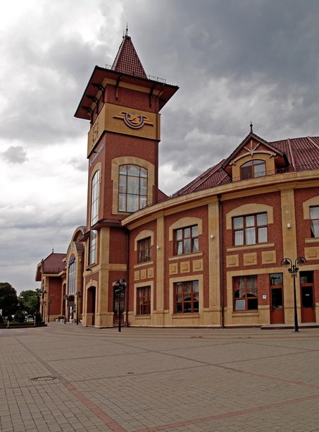 乌日霍罗德，乌克兰的主要火车站，竖版图片图片下载