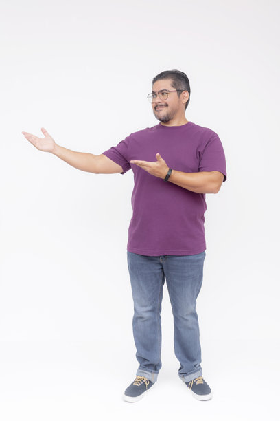 一位聪明的中年男子热切地向左展示某物。穿着紫色华夫格衬衫和牛仔裤。全身照片，背景为白色。图片下载