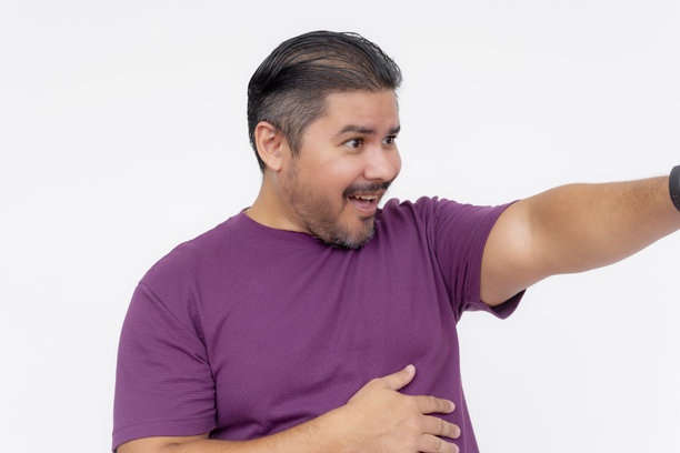 一位中年男子指着某物，神情兴奋、充满活力或显得疯狂。头像照片，背景为白色。图片下载