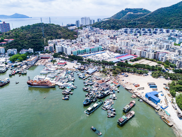 三亚国际游艇俱乐部码头的航拍照片，三亚湾，海南，中国，亚洲。游艇停靠区。图片下载