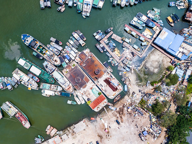三亚国际游艇俱乐部码头的航拍照片，三亚湾，海南，中国，亚洲。游艇停靠区。图片下载