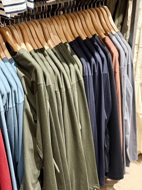 商店里挂着的衣服特写照片图片下载