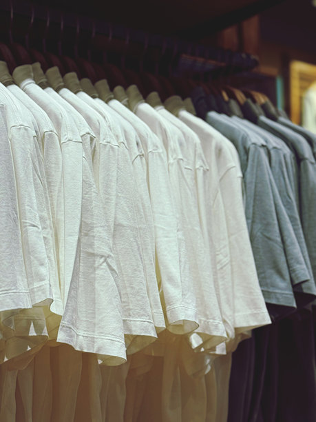 商店里的衣架上的衣服，特写照片图片下载