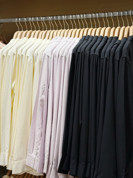 商店里的衣架上的衣服，特写照片图片下载