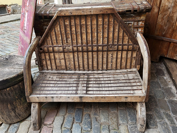 木制复古中世纪锻造椅子沙发箱子图片下载