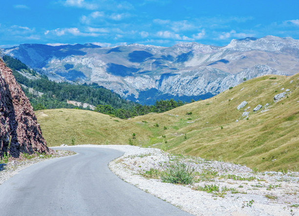 蜿蜒的沥青公路穿过山地风景图片下载