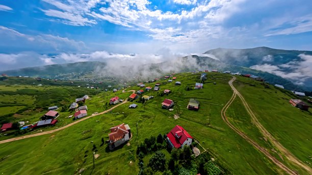 高地村庄的航拍FPV照片，散落在戈雷莱（Giresun）郁郁葱葱的绿色山丘和山谷中，传统的乡村聚落在黑海地区的多云夏日天空下，自然与文化旅游概念。图片下载