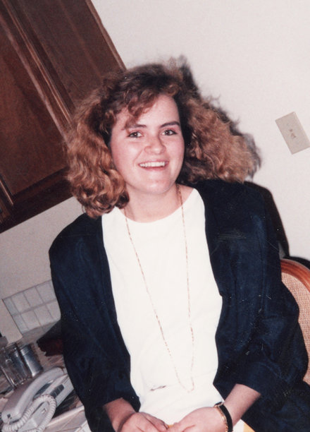 1980年代拍摄的照片：沉思的年轻女大学生摆姿势看向镜头图片下载