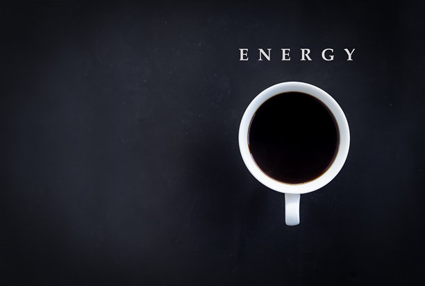 图片俯视图热咖啡杯或马克杯白色是饮料饮料早晨给能量在黑暗的背景与复制空间和文字和剪贴路径。图片下载