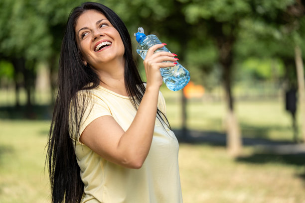 运动女性喝水的照片图片下载