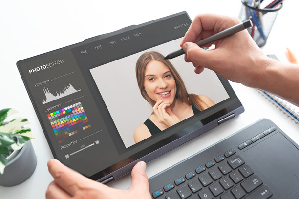 平面设计师在屏幕上进行照片修饰图片下载
