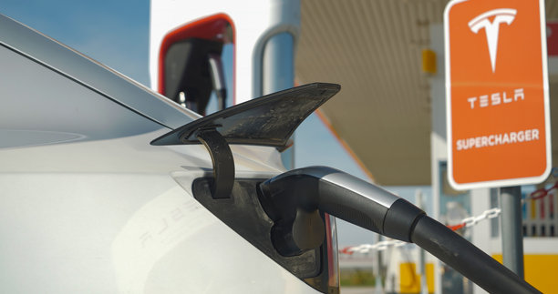 特写:电动汽车在特斯拉充电站为空电池充电图片下载