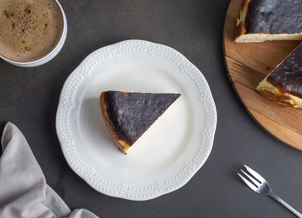 圣塞巴斯蒂安芝士蛋糕的特写照片图片下载