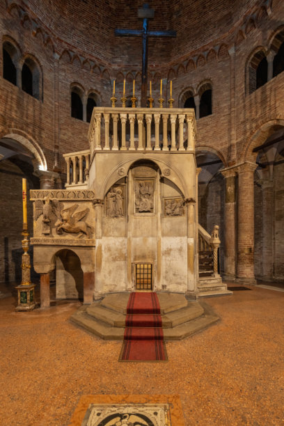 垂直照片捕捉了圣墓教堂八角形的庄严气氛，圣墓教堂是博洛尼亚圣斯特凡诺大教堂七教堂建筑群的一部分图片下载