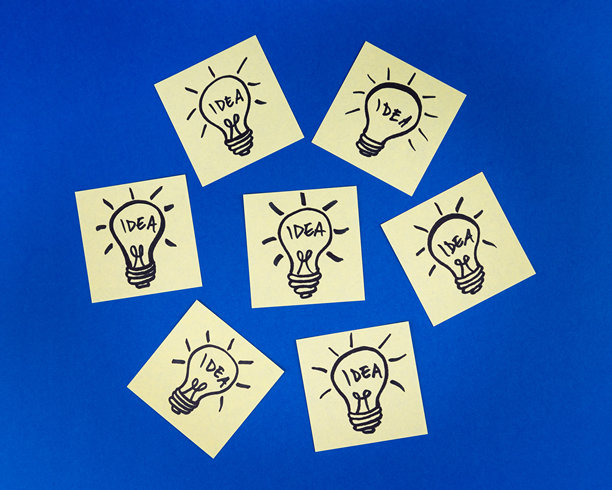 贴在便利贴上的灯泡。手绘涂鸦线条。想法、灵感和创造性思维图片下载