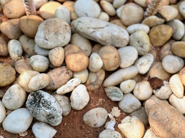 地面上一堆岩石和砾石的照片。图片下载