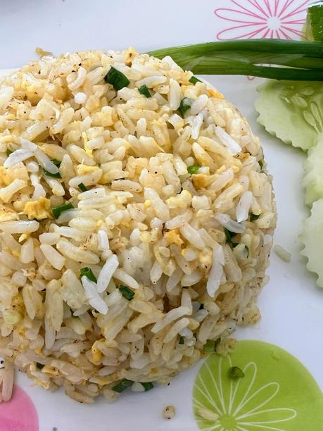 一盘米饭配上蔬菜的照片。图片下载