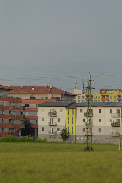 模糊的城市照片，前景是一栋黄色建筑图片下载