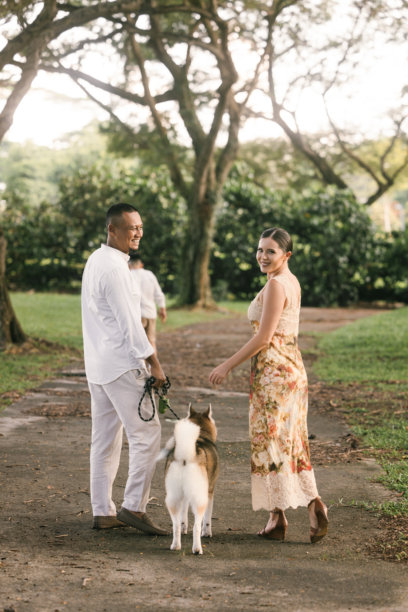 在新加坡拍摄的国际家庭照片，11岁的孩子微笑。亚洲父亲和儿子，白人母亲。郁郁葱葱的热带背景。图片下载