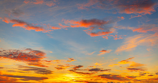 五彩斑斓的晨空和云朵背景，夏日的美丽，令人惊叹的日落和柔和的粉色云彩，呈现出淡雅的色调。纹理天空的图像模板。华丽的照片壁纸。明亮的史诗般的天空。戏剧性的黄昏光线和炽热的橙色日落。大自然的美。图片下载