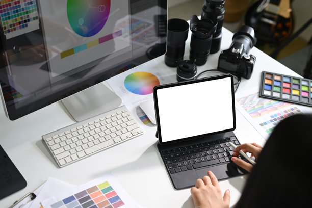 创意女性使用色彩理论和数字设备进行照片修饰图片下载