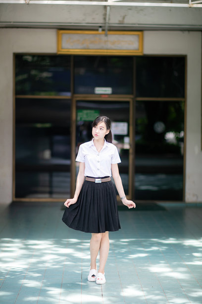 一位可爱的亚洲外貌的大学生参与了大学时尚项目，作为模特拍摄照片，展现了文化优雅与现代学生生活方式。图片下载