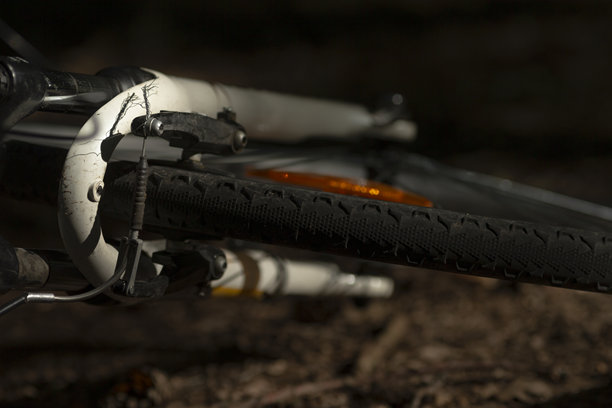 这张图片展示了自行车轮胎和刹车系统的细致特写。图片下载