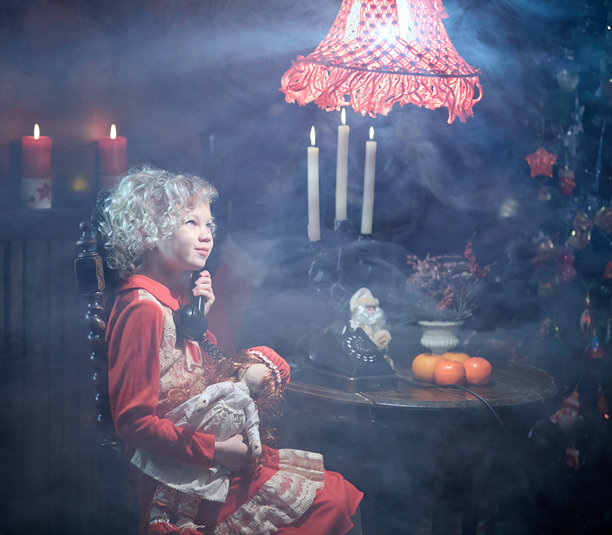 可爱的女孩打电话送上圣诞祝福。复古风格照片图片下载