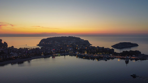 夜间巴尔丁阿马斯拉市的航拍无人机照片图片下载